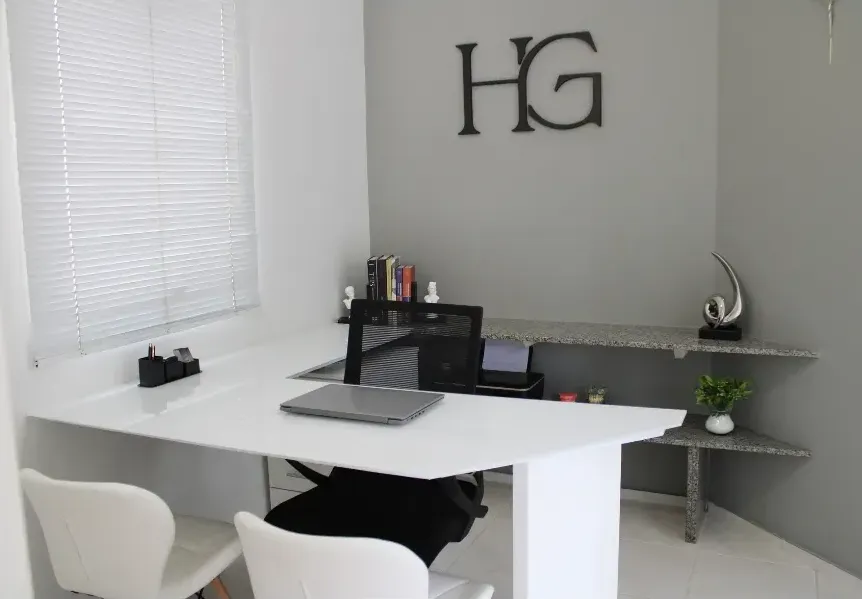 Consultório com o monograma HG