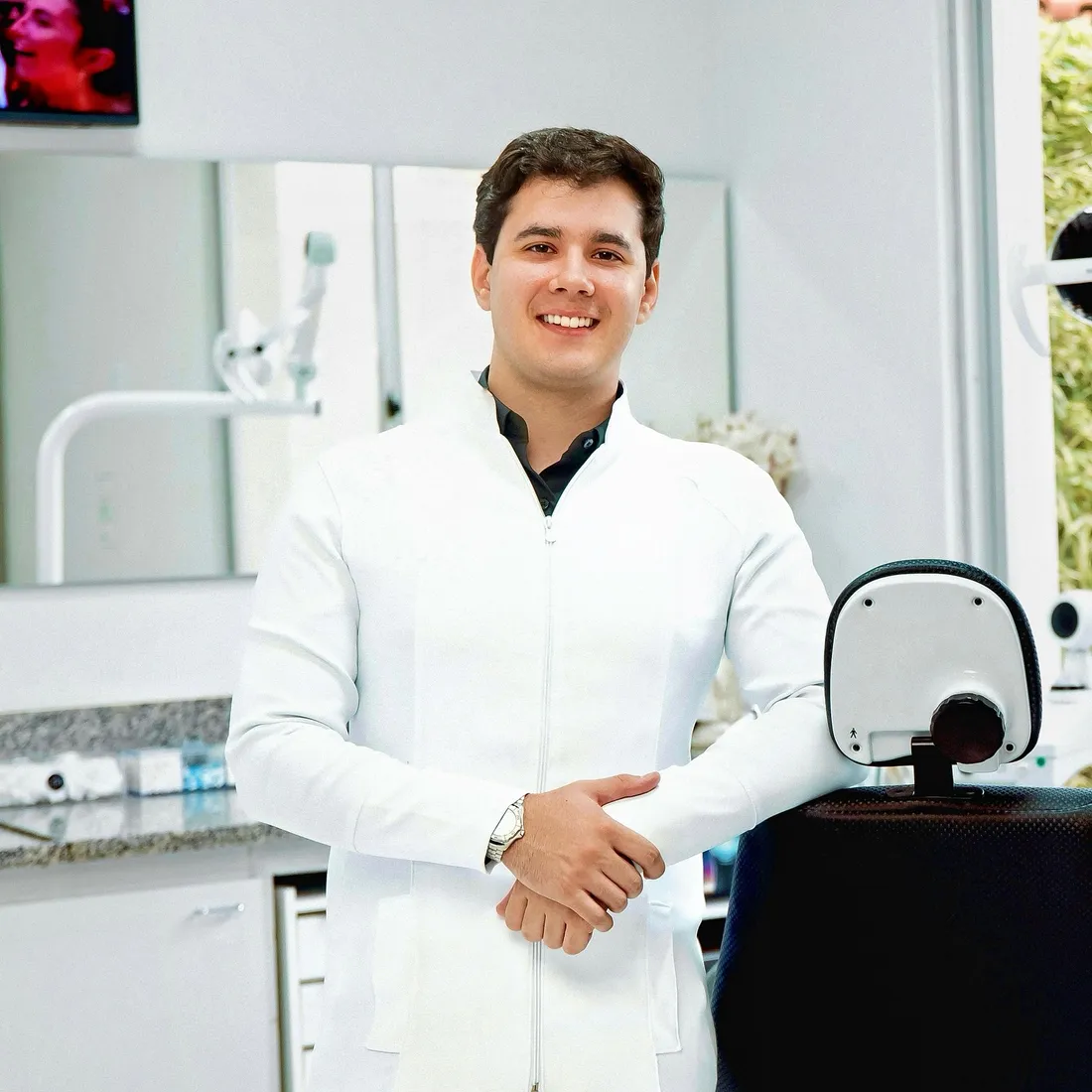 Dr. Henrique Guerra no consultório